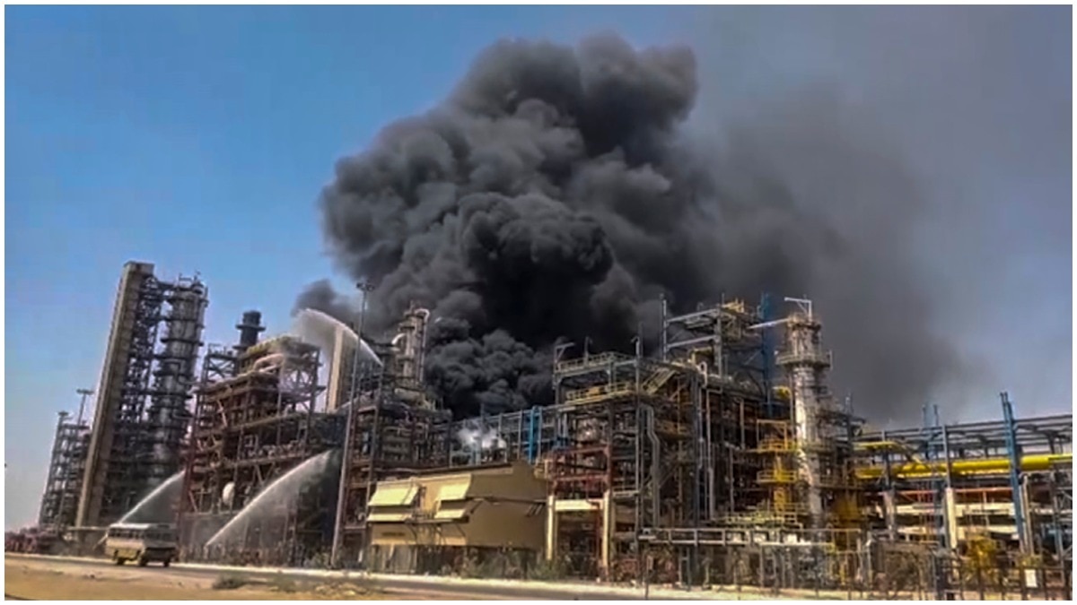 राजस्थान के बालोतरा स्थित एचपीसीएल की रिफाइनरी में आग लग गई, जिसका पीएम मोदी 21 अप्रैल को उद्घाटन करने वाले थे. (Photo: PTI)