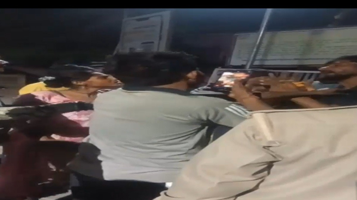 महिला वार्ड में अश्लील इशारे, रातभर चक्कर लगाकर मांगा नंबर, युवती ने चप्पलों से पीटा