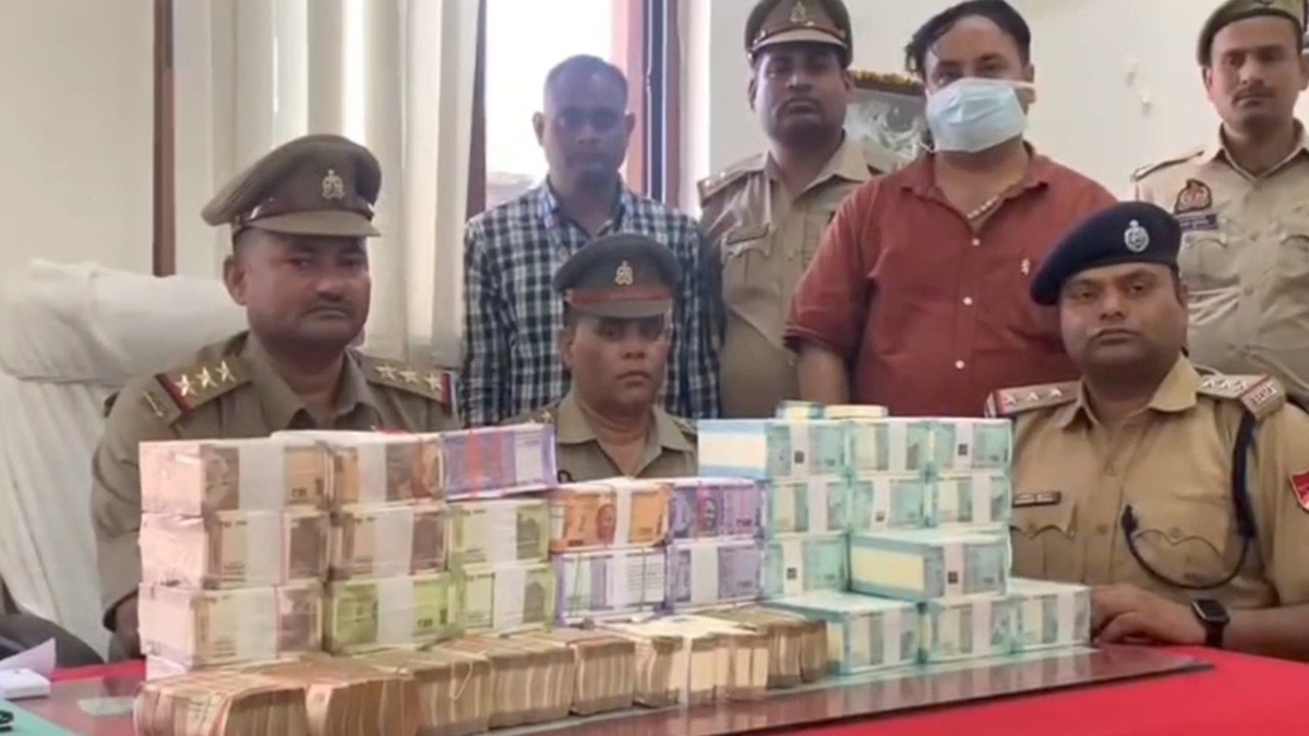 बैग से 10 से 200 तक के नए नोटों की बरामदगी (Photo: Screengrab) 