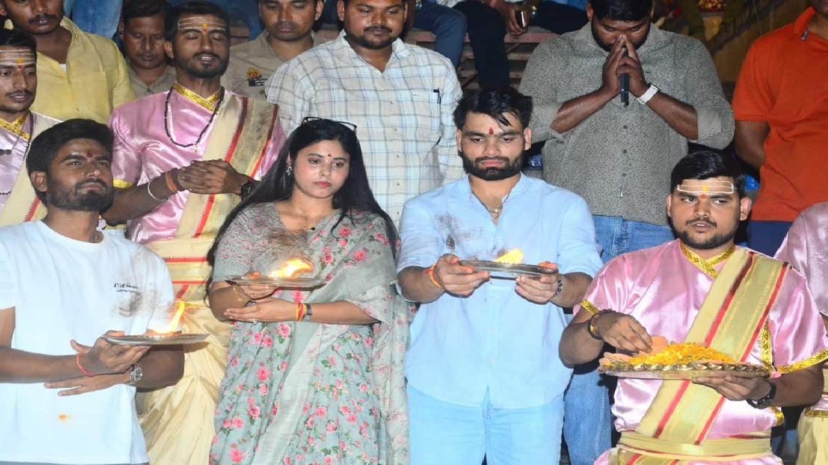 काशी विश्वनाथ मंदिर में रिंकू सिंह और प्रिया सरोज ने किए विधिवत दर्शन. (Photo: Roushan Kumar Jaiswal/ITG)