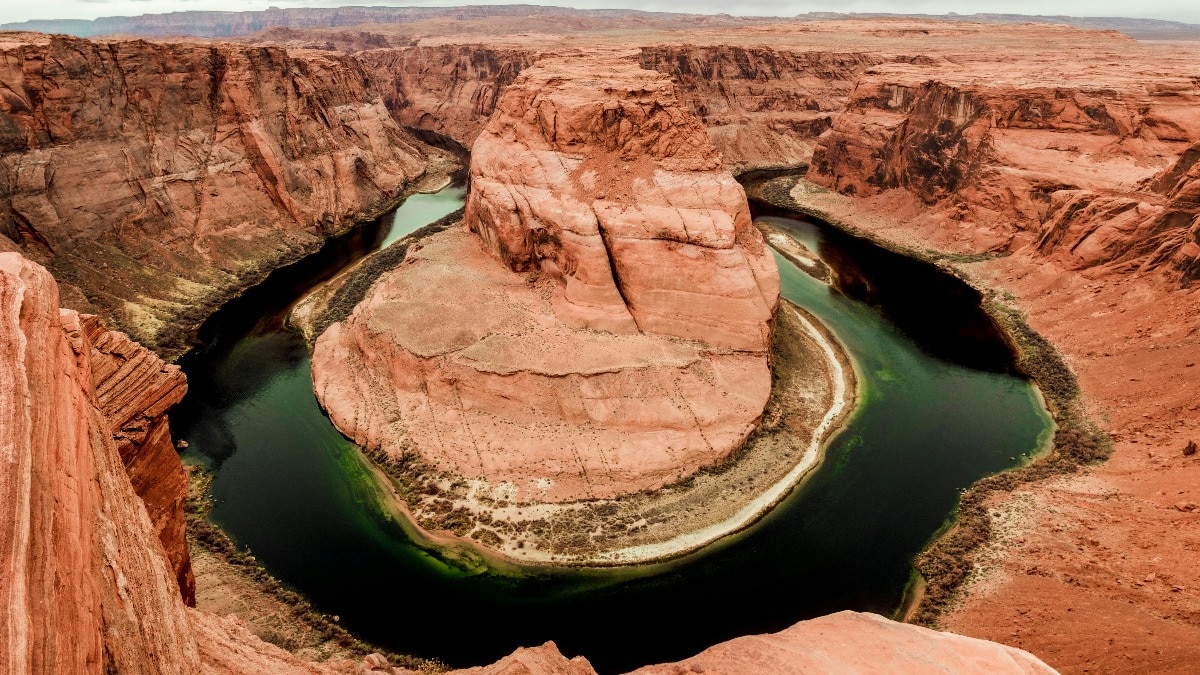 दुनिया में कुछ नदियां ऐसी हैं, जो बहते-बहते अचानक जमीन के अंदर समा जाती हैं. ( Photo: Pexels)