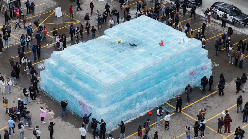 टोरंटो: बीच शहर में क्यों लगा बर्फ की सिल्लियों का पहाड़?