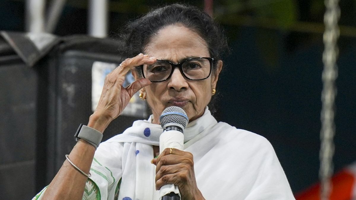पश्चिम बंगाल की मुख्यमंत्री ममता बनर्जी एक चुनावी रैली में. (Photo: PTI)