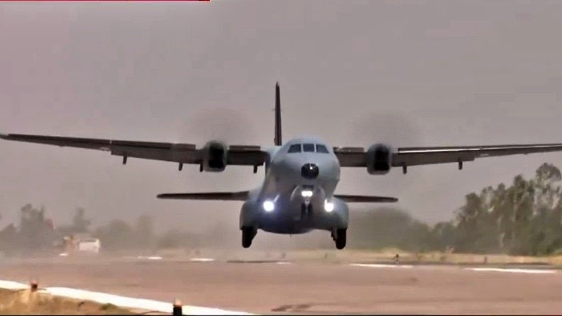 When an Army Aircraft Took Off from the Purvanchal Expressway (Photo: ITG)