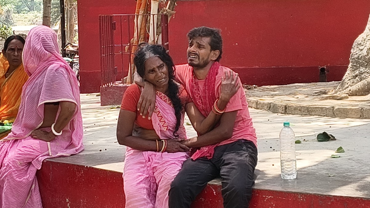 परिजनों का रो-रोकर बुरा हाल है.(Photo: Sujeet Kumar/ITG)