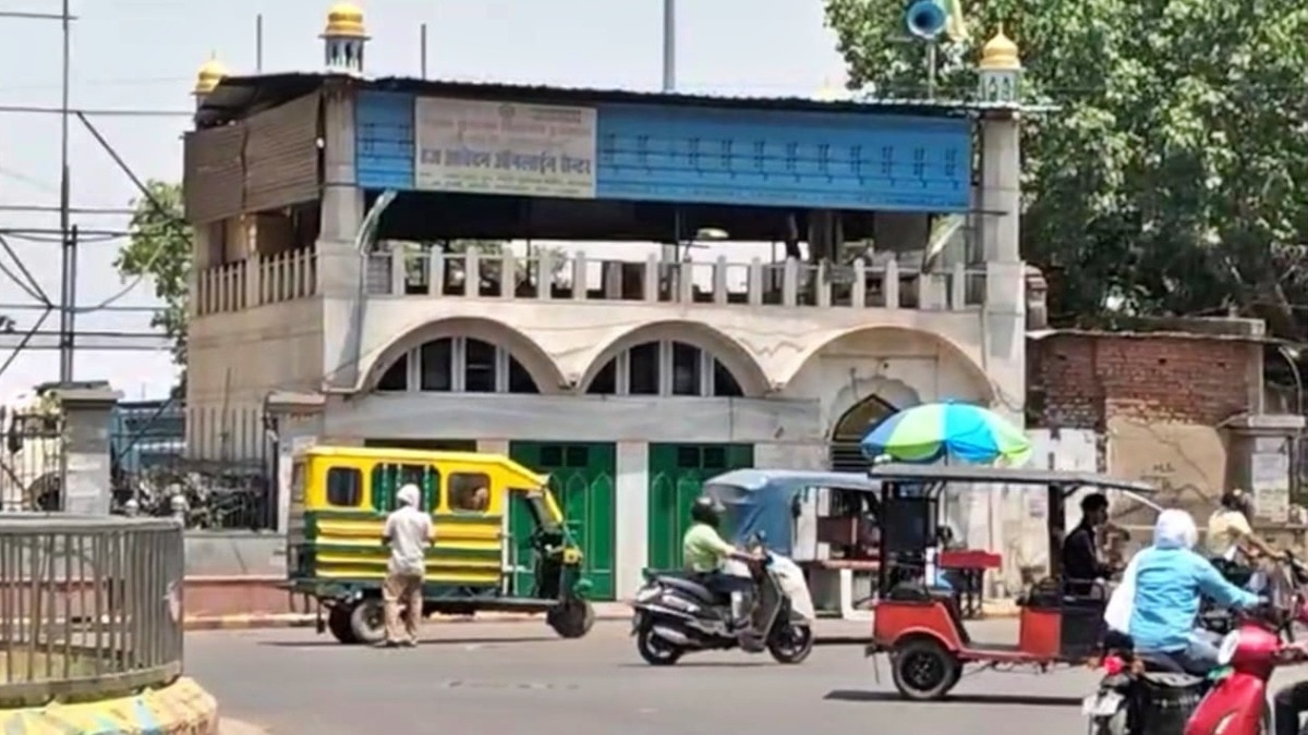 Railway Notice to the 'Marble Mosque' (Photo: ITG)