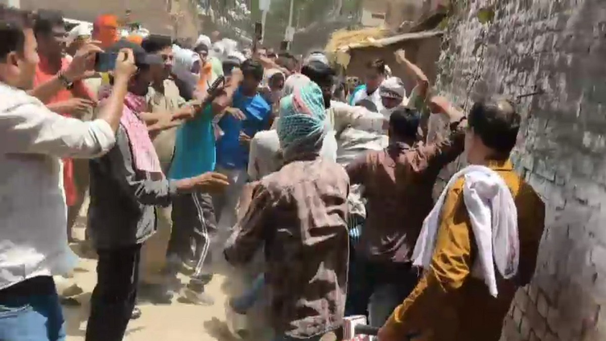 समाजवादी पार्टी के डेलिगेशन और ग्रामीणों के बीच जमकर मारपीट हुई. (Photo: Screengrab)