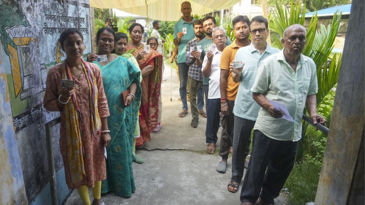 पूर्व मेदिनीपुर में वोट देने के लिए अपनी बारी का इंतजार कर रहे वोटर. (Photo: PTI)