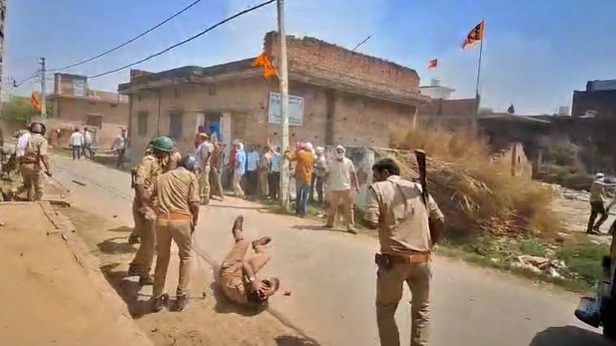 पत्थरबाजी में गाजीपुर पुलिस के कई जवान घायल (Photo- Screengrab)