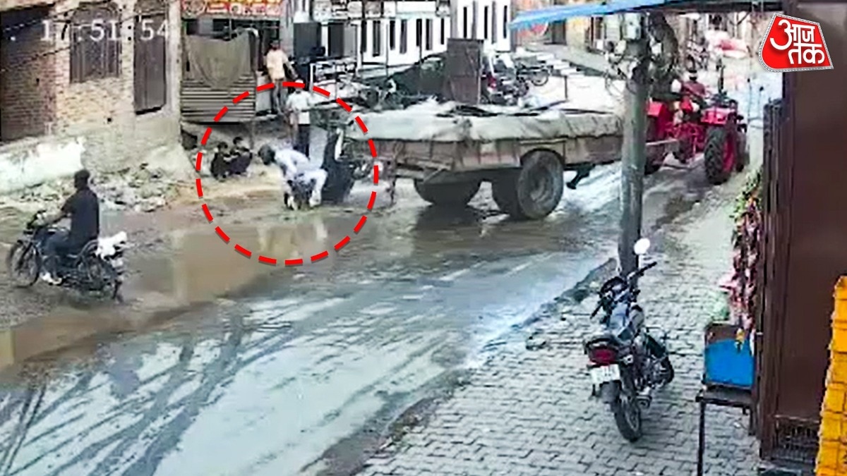 सड़क पर भरा पानी, नीचे खुला गड्ढा, बाइक सवार जा गिरा, वीडियो वायरल