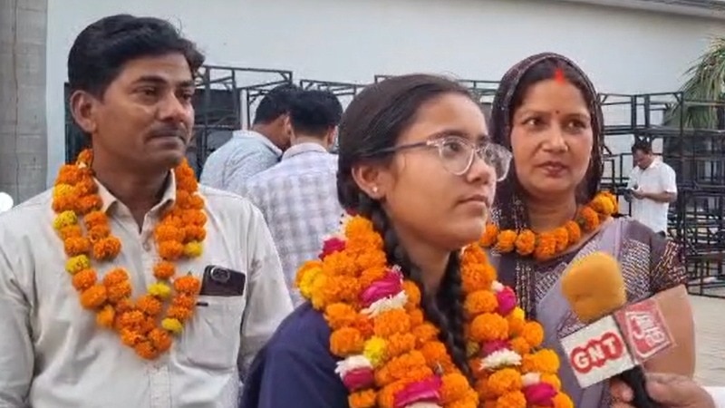 खेत में काम कर रहे थे पिता, उधर बेटी ने यूपी बोर्ड में गाड़ दिए सफलता के झंडे