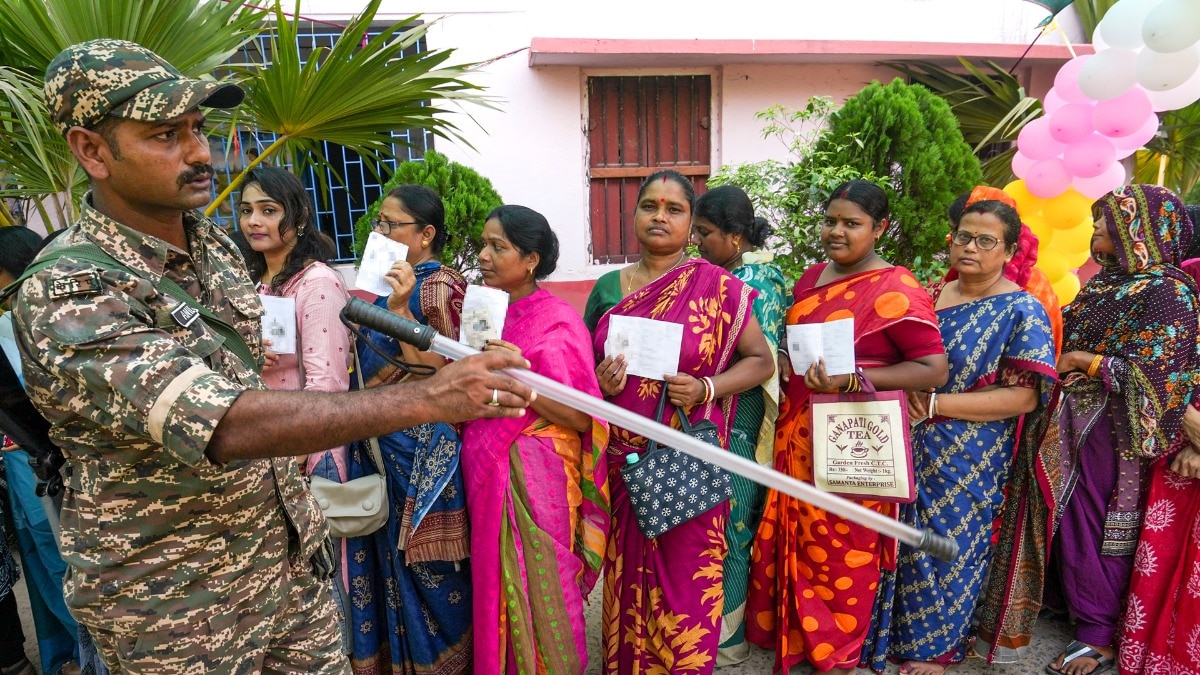 बंगाल और तमिलनाडु में ऐतिहासिक मतदान दर्ज (Photo: PTI)