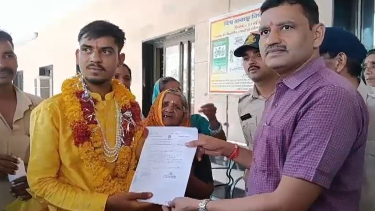 खुद दूल्हा ही निकला अतिक्रमणकर्ता (Photo: Screengrab)