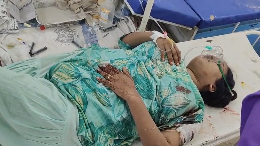 महिला अस्पताल में भर्ती. (Photo: Manibhushan Sharma/ITG)