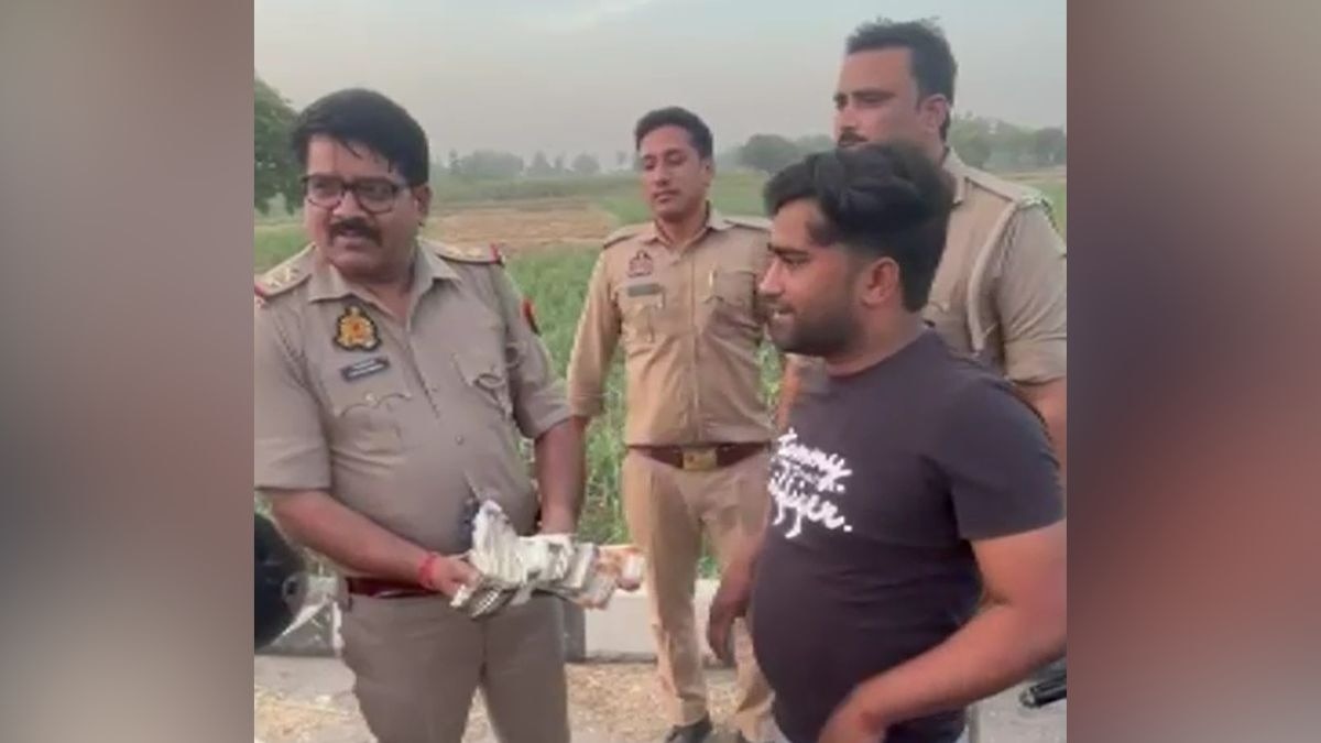 राहगीर ने पुलिस दी थी नोटों की सूचना. (Photo: Screengrab)