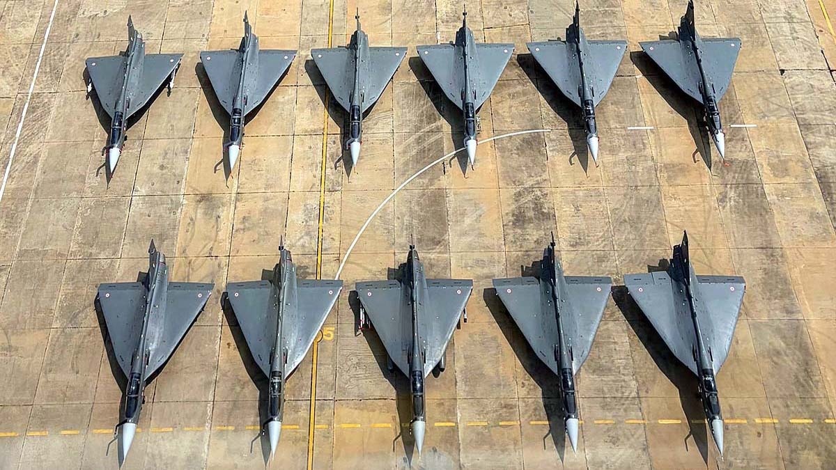 हिंदुस्तान एयरोनॉटिक्स लिमिटेड के ग्राउंड में खड़े नए तेजस एमके-1ए फाइटर जेट. (File Photo: HAL)