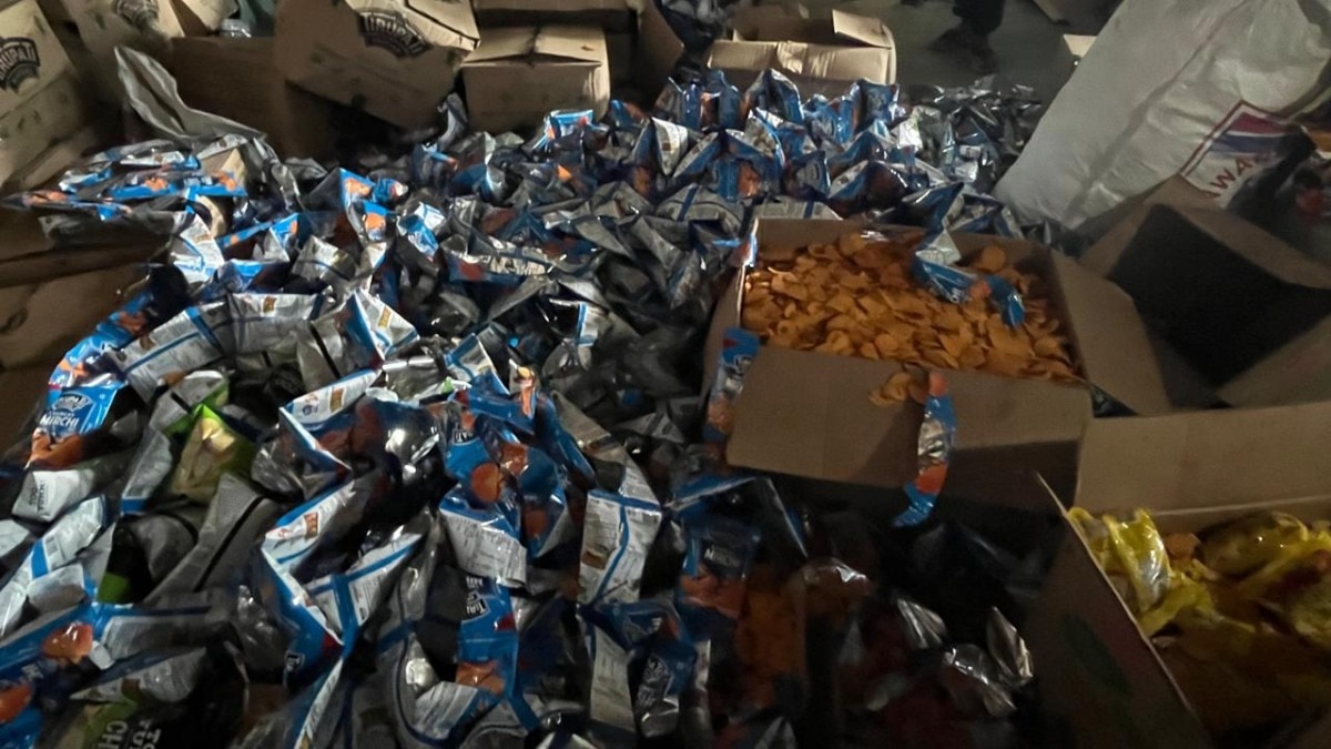 चिप्स, कुरकुरे और नूडल्स... गांवों में बेचा जा रहा था एक्सपायरी नमकीन