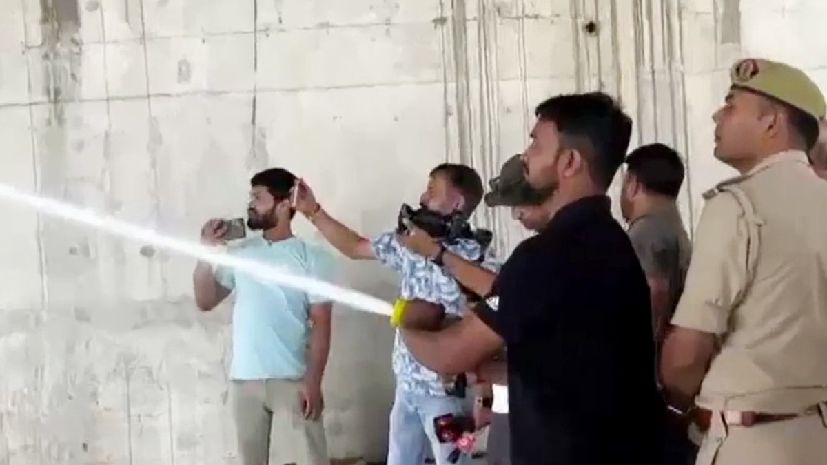 नोएडा में आग बुझाने के लिए नई तकनीक, 300 मीटर की ऊंचाई तक पहुंचा पानी