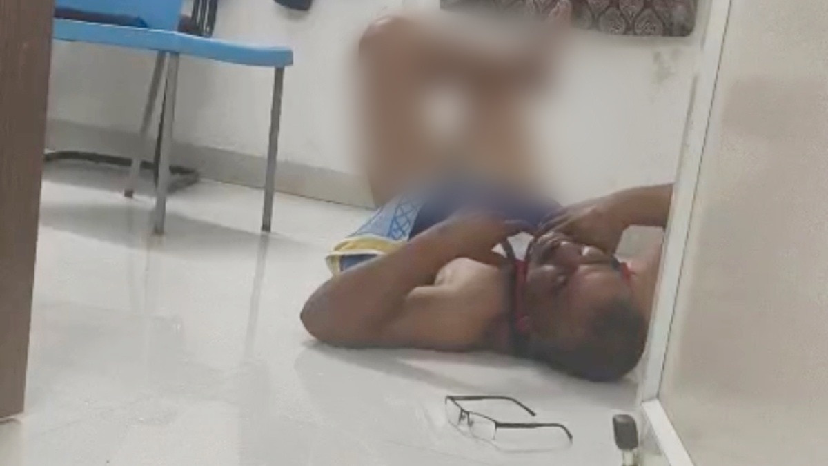 गुना में ASI जगदीश जाटव का नशे में लेटे रहने का वीडियो वायरल.(Photo:ITG)