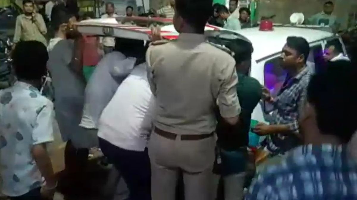 आक्रोशित परिजनों ने अस्पताल के पास किया हंगामा. (Photo: Screengrab)