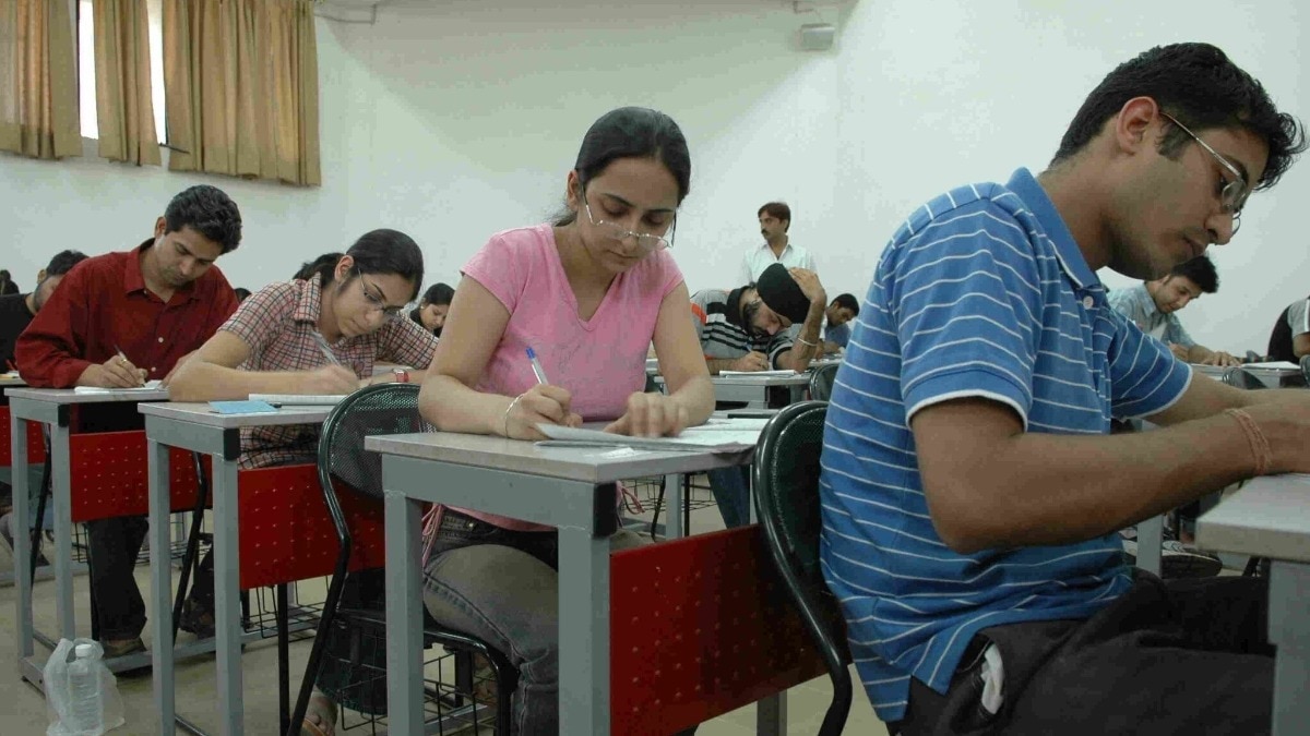 कर्नाटक के उच्च शिक्षा मंत्री ने इस घटना को दुर्भाग्यपूर्ण बताया. (Photo: ITG)