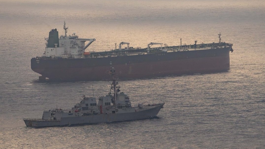 इस्लामाबाद वार्ता के बीच अमेरिका ने फिर दबाई ईरान की नस, पोर्ट जाते जहाज को पकड़ा