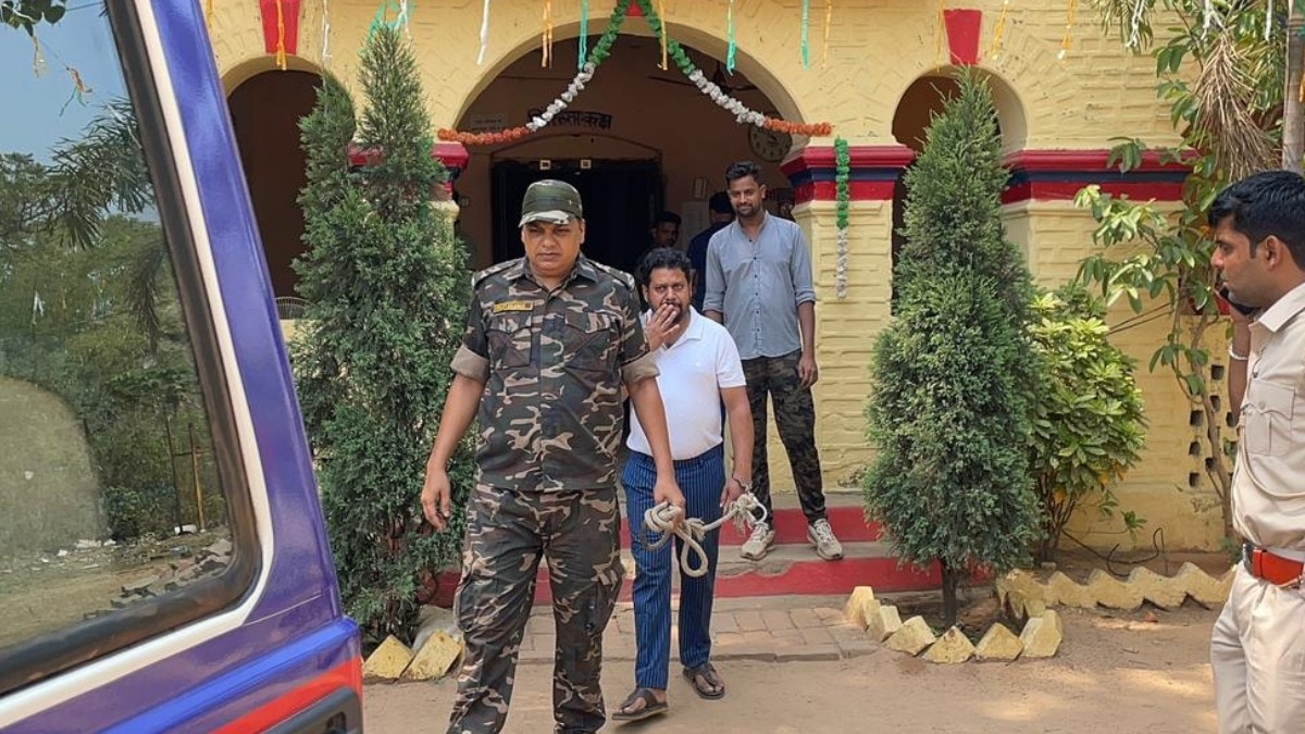 स्कूल पहुंचने पर पिता को मिली धमकी.(Photo: Screengrab)