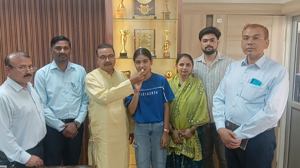 टैक्सी ड्राइवर की बेटी ने 12वीं बोर्ड परीक्षा में किया टॉप, हासिल किया 97 प्रतिशत