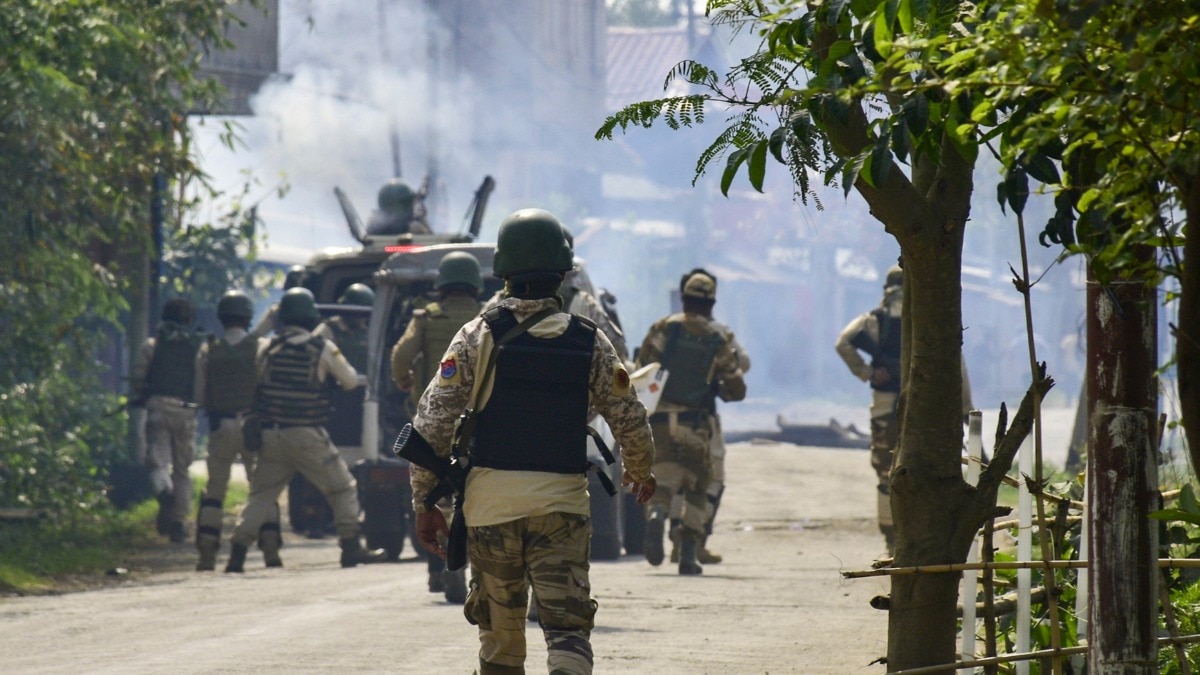 CM आवास जा रहे प्रदर्शनकारियों का हंगामा, पुलिस ने दागे आंसू गैस के गोले