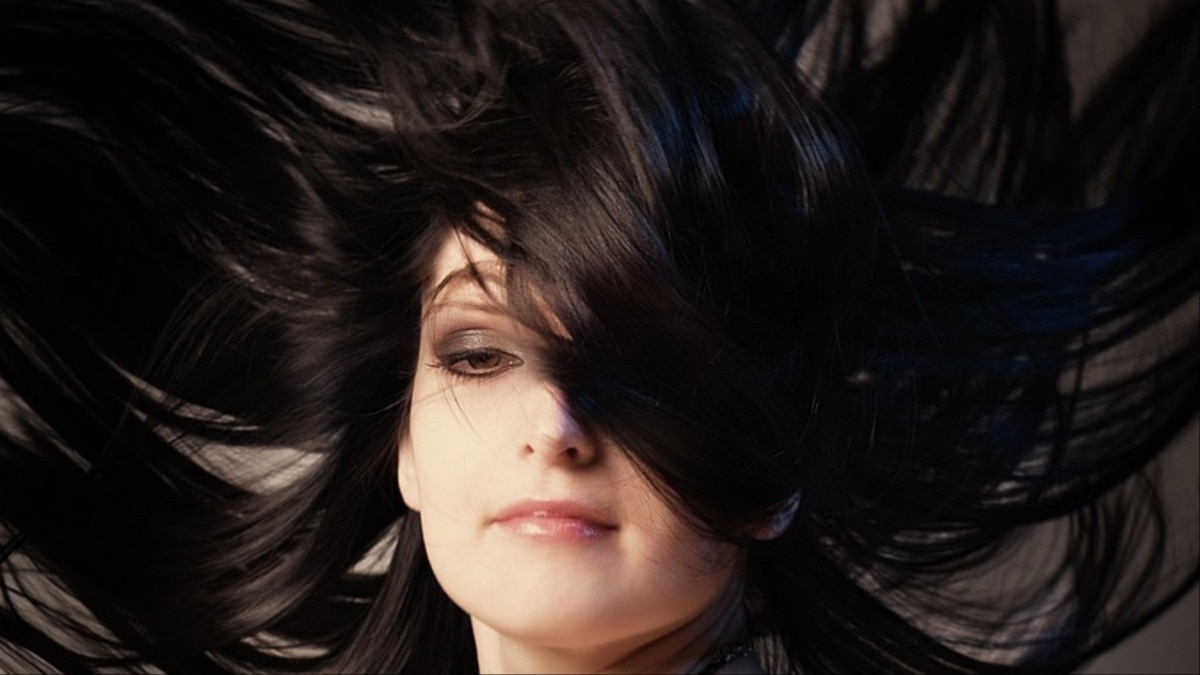 बालों के लिए वरदान है चाय की पत्ती का पानी, डैमेज बालों को रिपेयर करने में करेगा मदद (Photo- Adobe Stock)