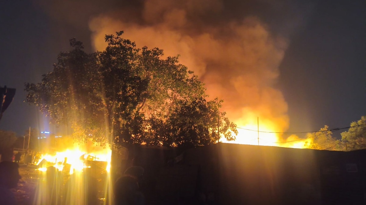 गुरुग्राम में 100 से झुग्गियां में लगी आग, तेज हवा से दूर तक फैली