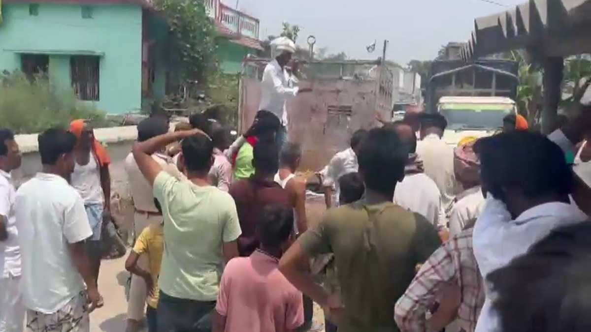 पत्नी को डायन बताकर पीट रही थी भीड़, बचाने गया बुजुर्ग पति तो कर दी हत्या