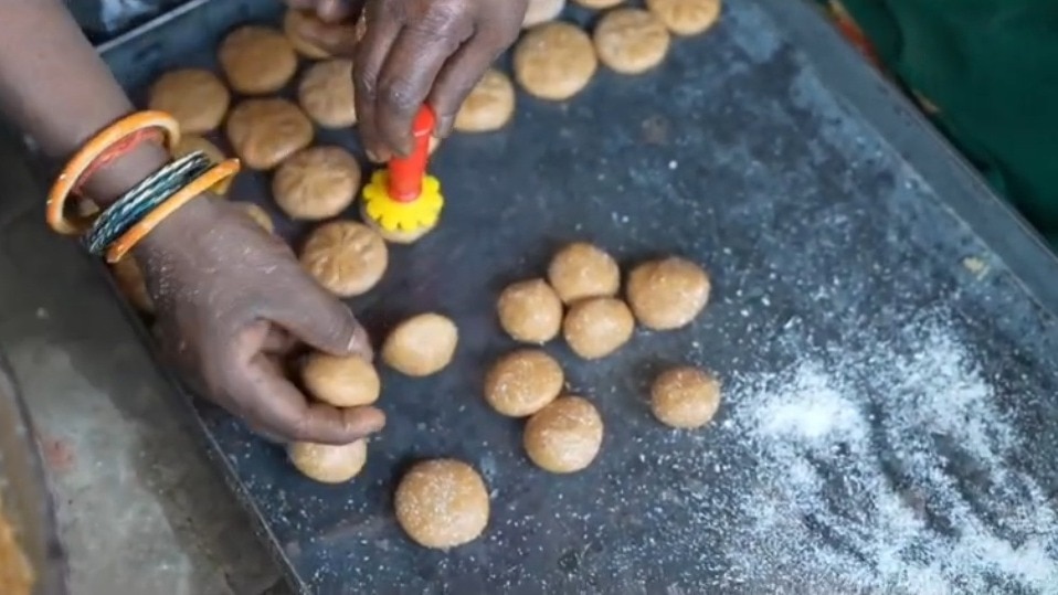 बस्ती के रामजी पेड़ा की बढ़ी डिमांड. (Photo: Santosh Singh/ITG) 