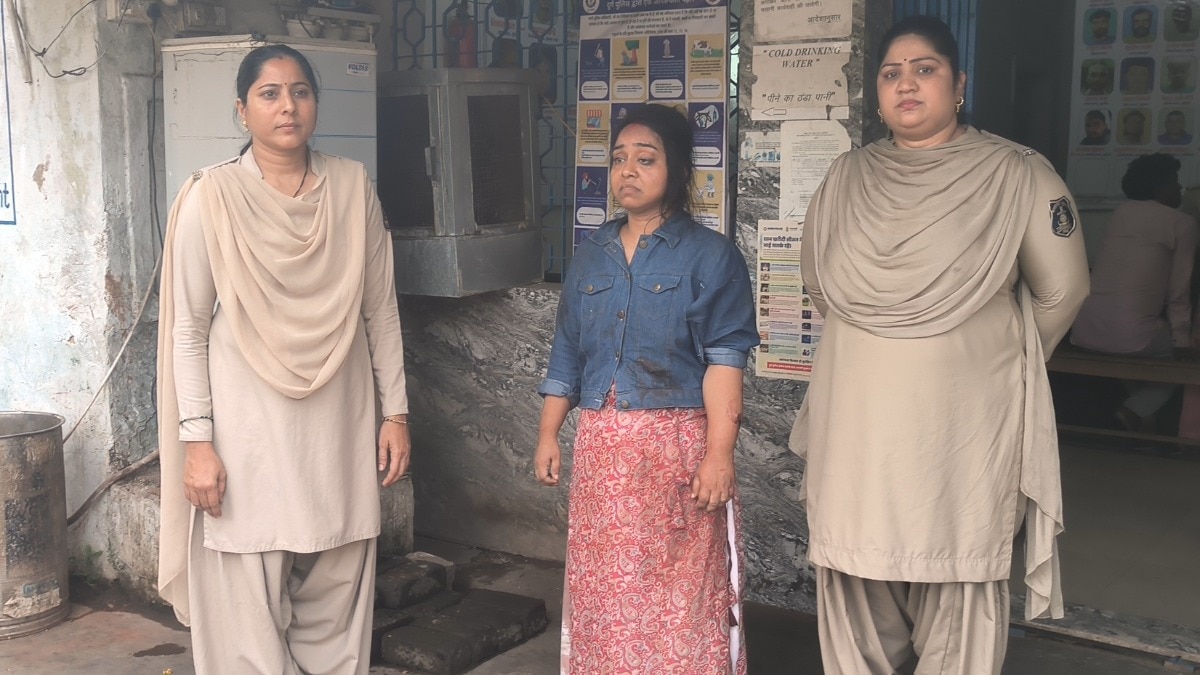 पुलिस गिरफ्त में कांस्टेबल की गर्लफ्रेंड. (Photo: Raghunandan Panda/ITG)