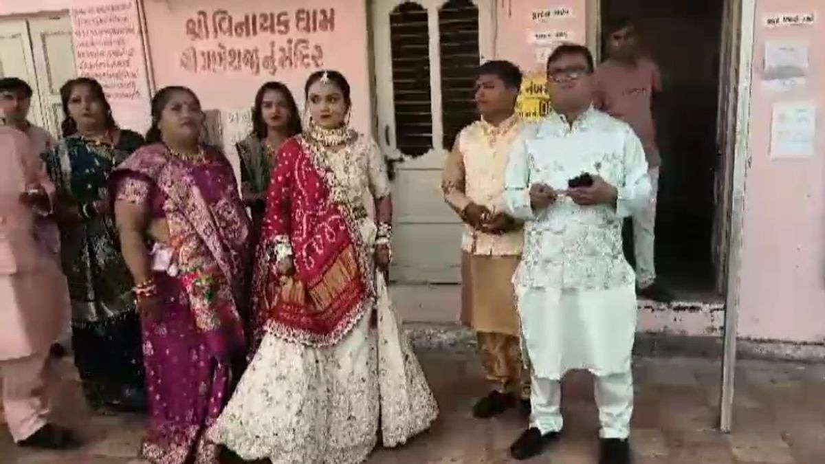 मंडप से पहले दुल्हन पहुंची मतदान केंद्र, कहा- पहले वोट, फिर शादी