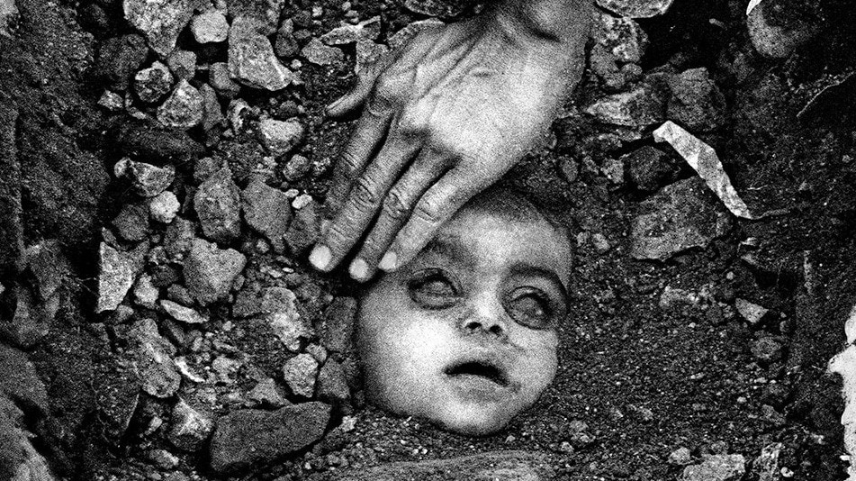 यह फोटो आज भी दुनिया को उस दर्दनाक हादसे की याद दिलाती है और हजारों बेगुनाह जिंदगियों की कहानी बयान करती है. ( Photo: raghuraifoundation.org)