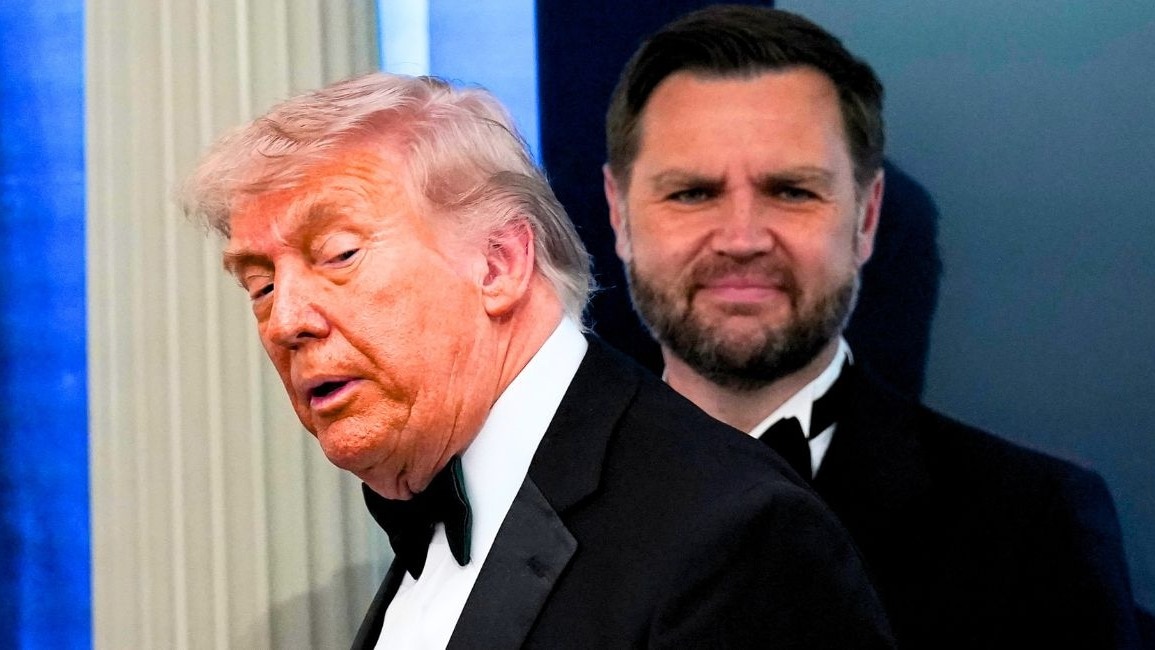 राष्ट्रपति ट्रंप अपने मंत्रियों के साथ हिल्टन होटल में डिनर के लिए पहुंचे थे. (Photo- AP)