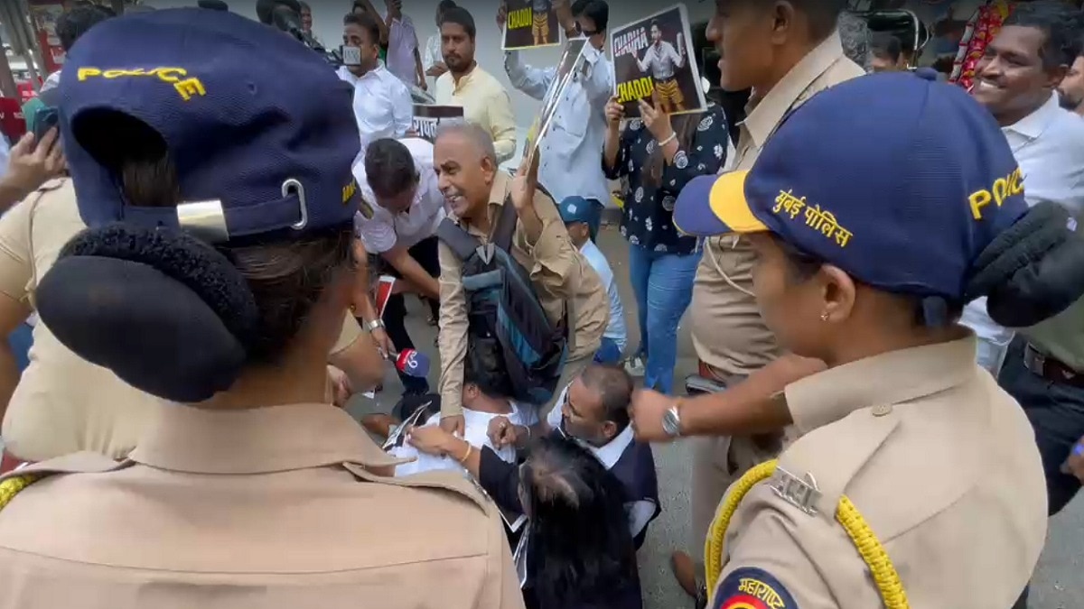 कार्यकर्ताओं ने गद्दार बताते हुए सड़क पर बैठकर नारेबाजी की. Photo Screengrab