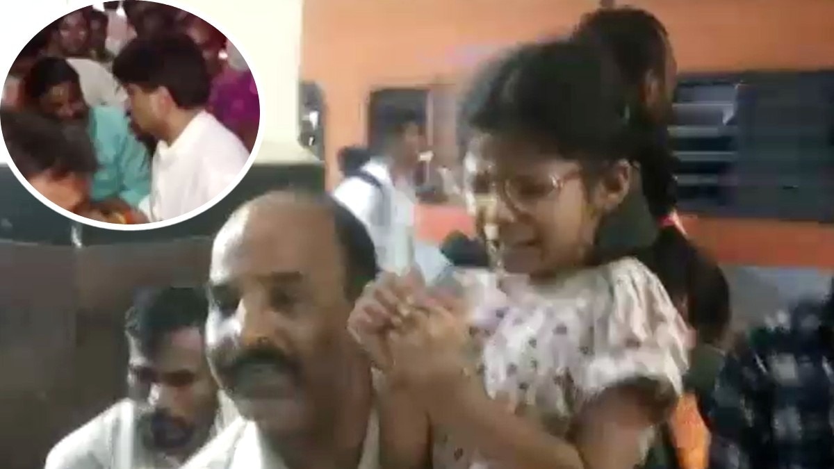 सिंधिया के स्वागत में स्टेशन पर उमड़ी भीड़, फंस गई 7 साल की बच्ची