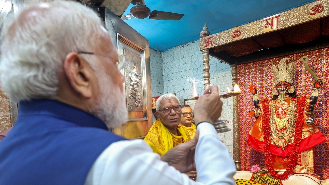  पीएम मोदी ने कोलकाता में ठनठनिया काली मंदिर में की पूजा की थी