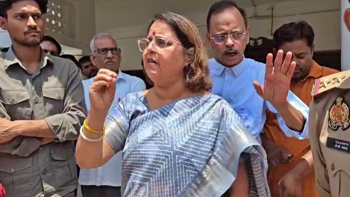 यूपी: फीस के लिए छात्र की मां को 'शटअप' कहा, प्रिंसिपल पर एक्शन