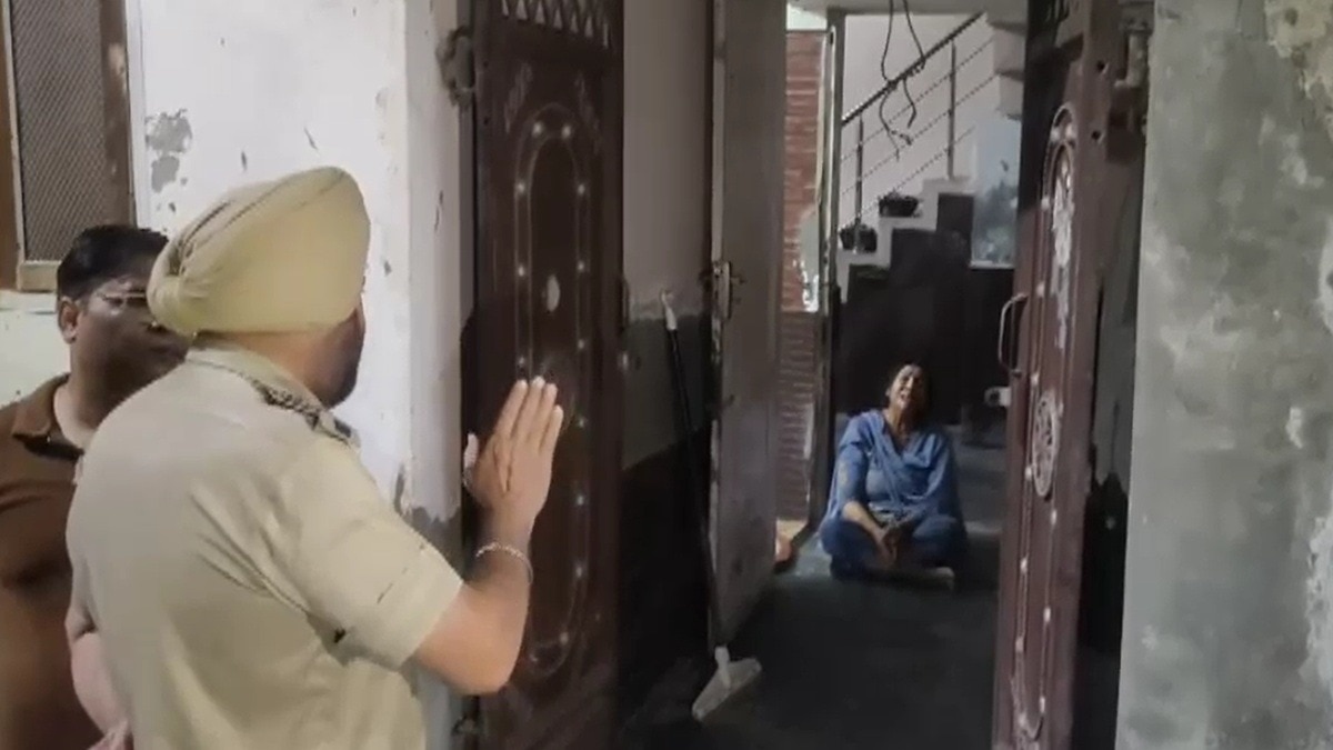 युवक के सुसाइड के बाद रोते-बिलखते परिजन (Photo: Screengrab)