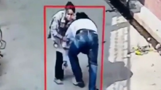 गोरखपुर में ज्वेलरी शॉप में लूट. (Photo: Screengrab)