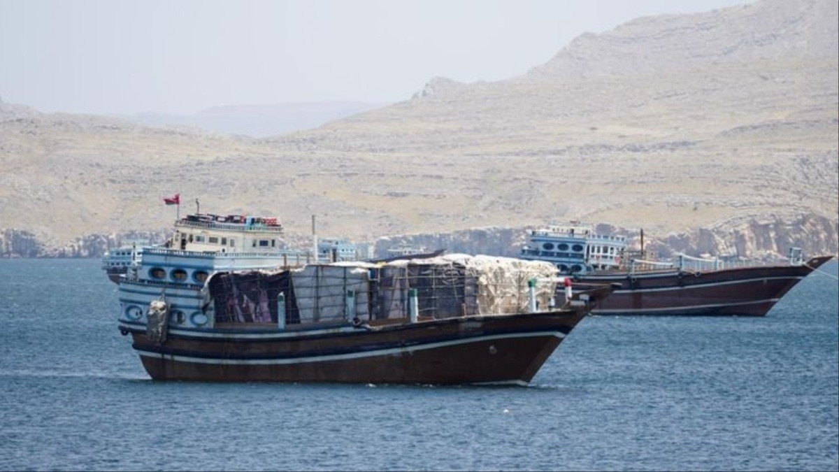 समंदर में सैकड़ों जहाजों की लाइन, 20 हजार नाविकों का इंतजार; देखें होर्मुज का Video