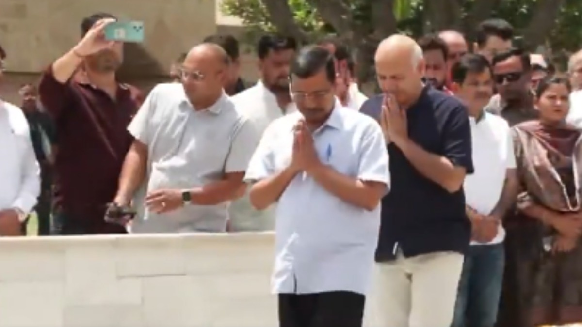 केजरीवाल-सिसोदिया AAP नेताओं के साथ राजघाट पहुंचे. (Photo- ANI)