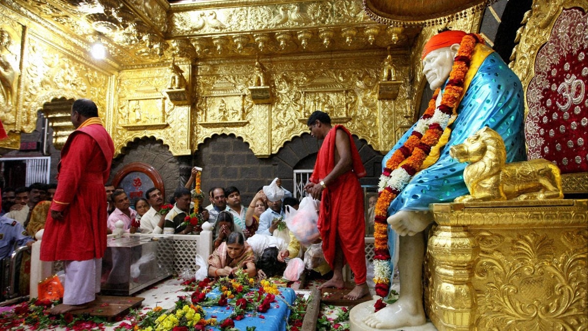   Devotees offer prayer at Sai Baba temple in Shirdi (File Photo-PTI)