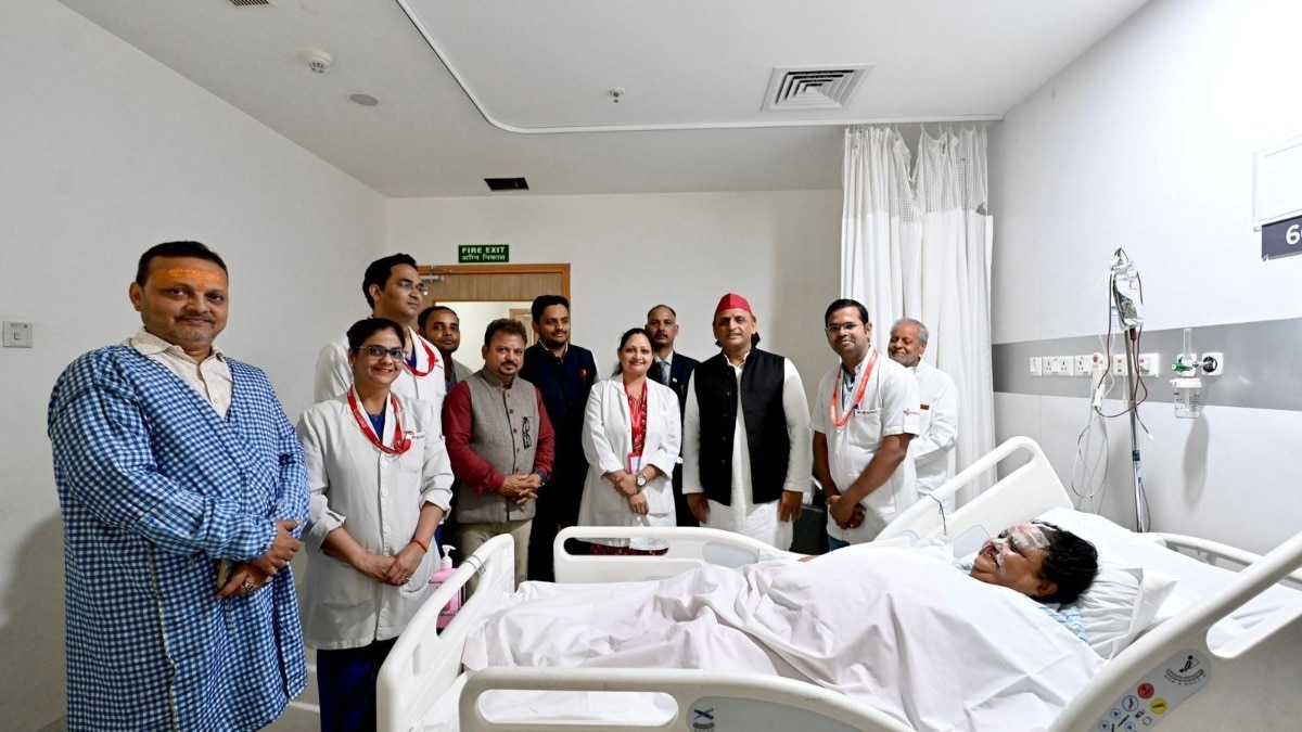 मेदांता में अनुपमा जायसवाल से मिले अखिलेश यादव (Photo: Samarth/ITG) 