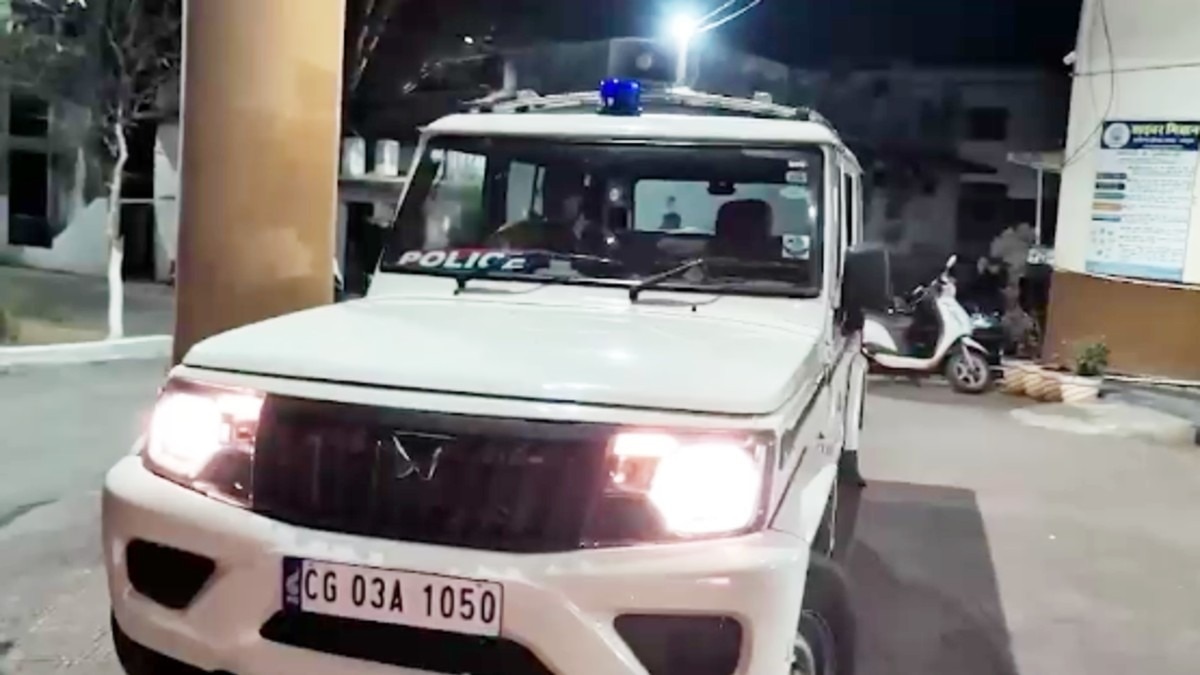 रेड में बिजी थी टीम, पीछे से पार हुई गाड़ी.(Photo:ITG)