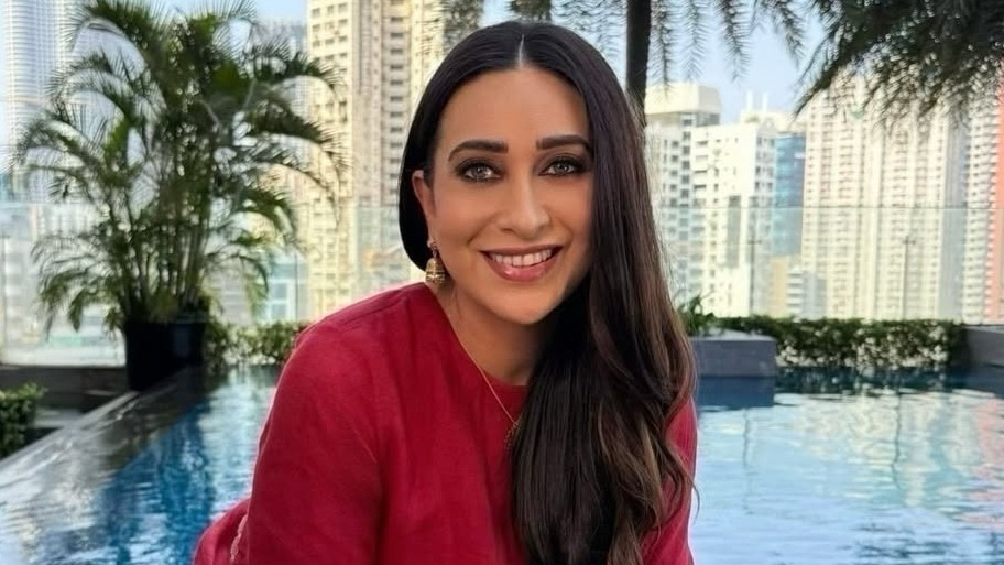पैप्स संग करिश्मा की बातचीत (Photo: Instagram @therealkarismakapoor)