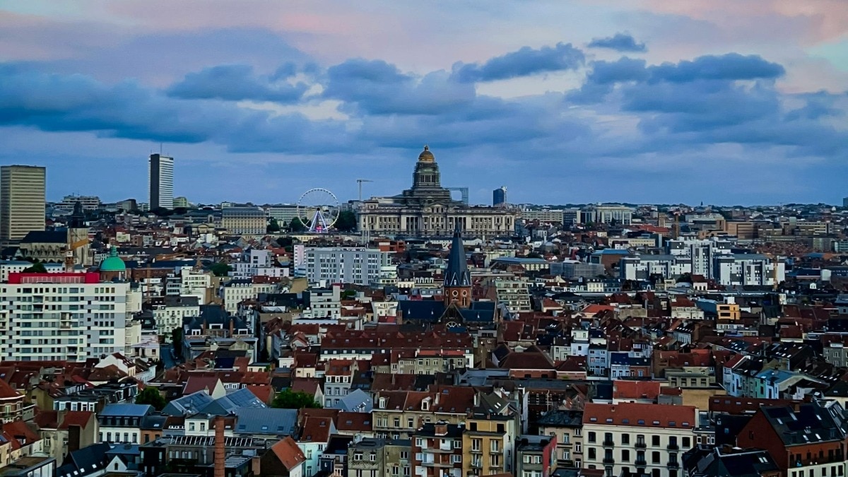 अलेख ने बताया यहां काम जिंदगी नहीं है (Representational Image: Pexel))